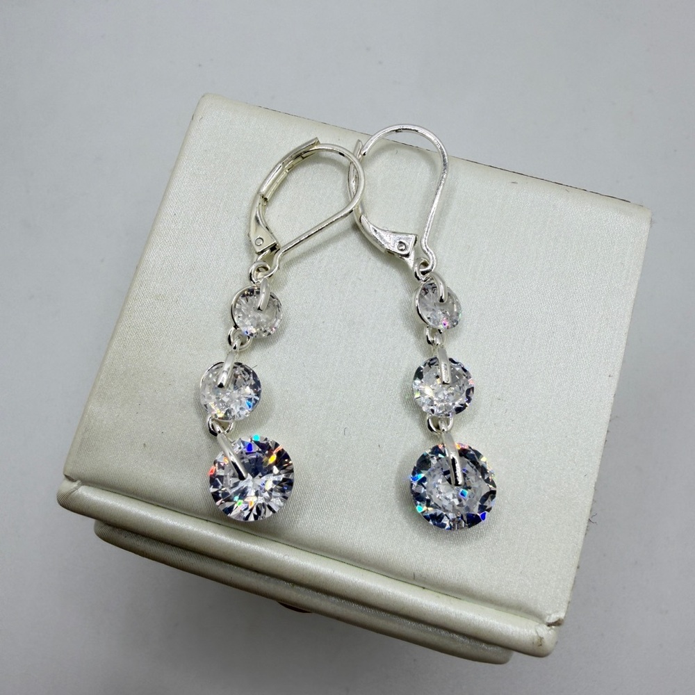 ~1.65" long Silver tone cubic zirconia dangle/drop,‎ lever back earrings!